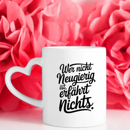 Tasse mit Spruchbild Wer nicht neugierig ist lernt nichts auf weißem Hintergrund