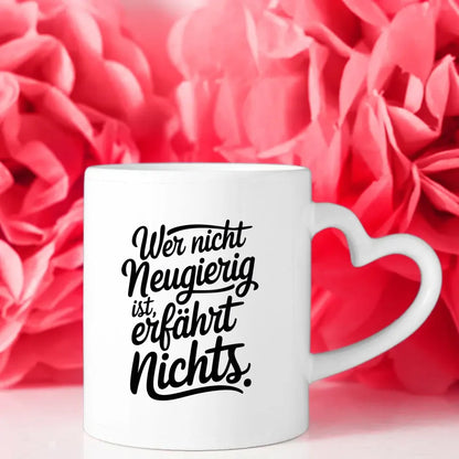 Tasse mit Spruchbild Wer nicht neugierig ist lernt nichts auf weißem Hintergrund