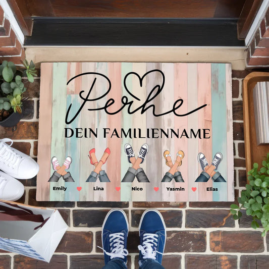 Personalisierte Fußmatte mit Namen Familie Auf Finnisch Perhe Holz Bunt Pastell