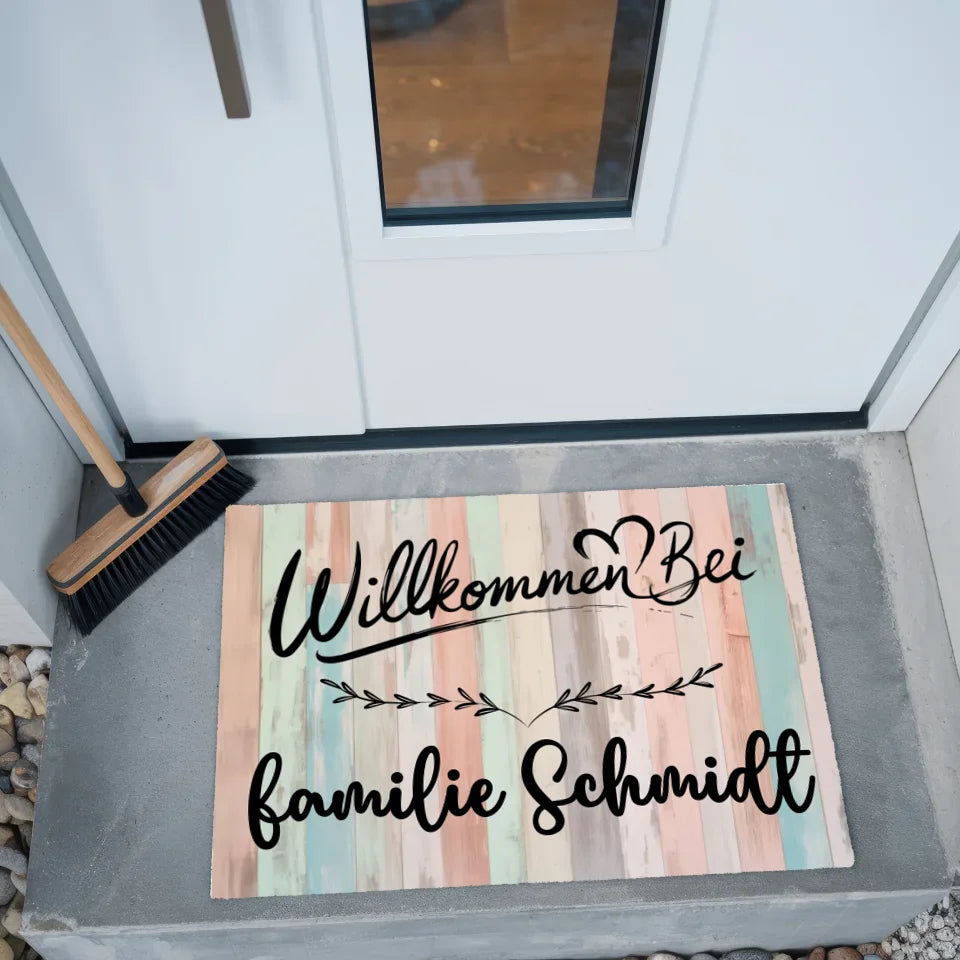 Personalisierte Familien Fußmatte mit Namen Holz Bunt Pastell Willkommen Bei 2