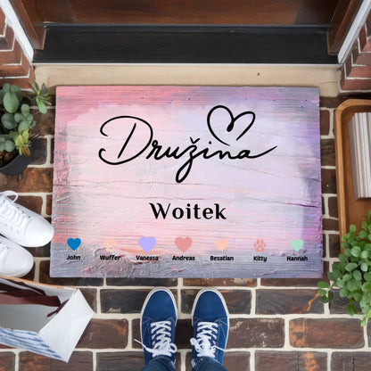 Familien Fußmatte mit Namen Družina mit Herzen und Haustieren personalisiert 1