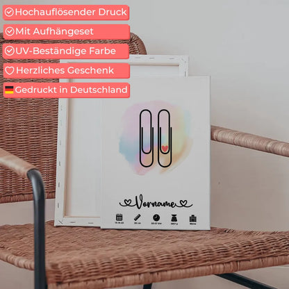 Personalisierte Geburtsleinwand mit Farbtupfern und Klammern