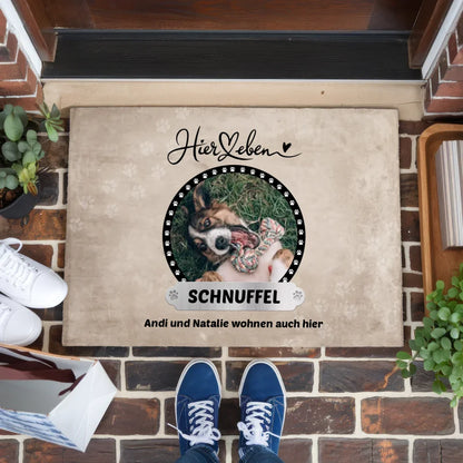 Personalisierte Fußmatte Hier Leben mit Namen von Hund