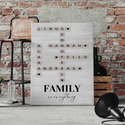 Personalisierte Fotoleinwand Family Is Everything im Scrabble Style mit Namen und Wunschtext