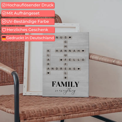 Personalisierte Fotoleinwand Family Is Everything im Scrabble Style mit Namen und Wunschtext