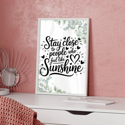 Personalisiertes Poster Spruch Stay close to people who feel like sunshine