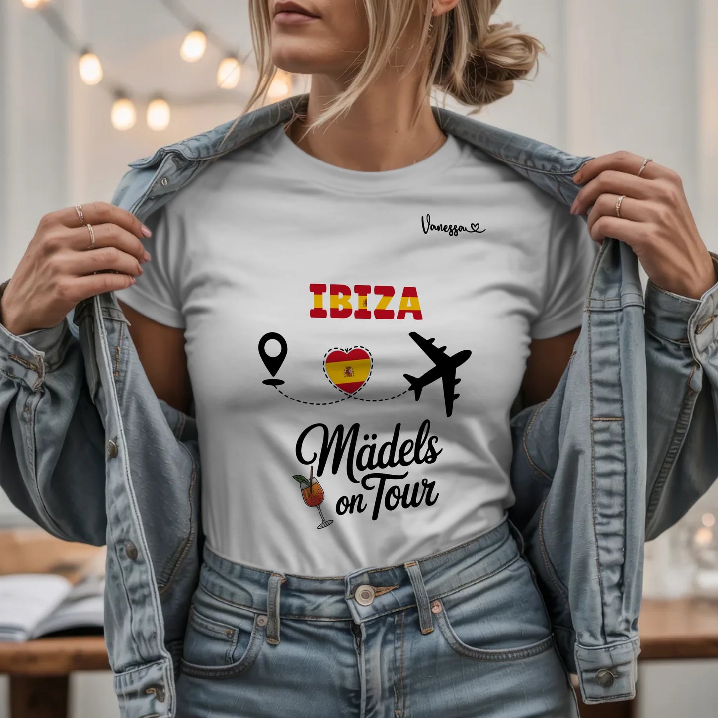 W.03.Damen-T-Shirt-Mockup-Basic HELL mit Jeansjacke