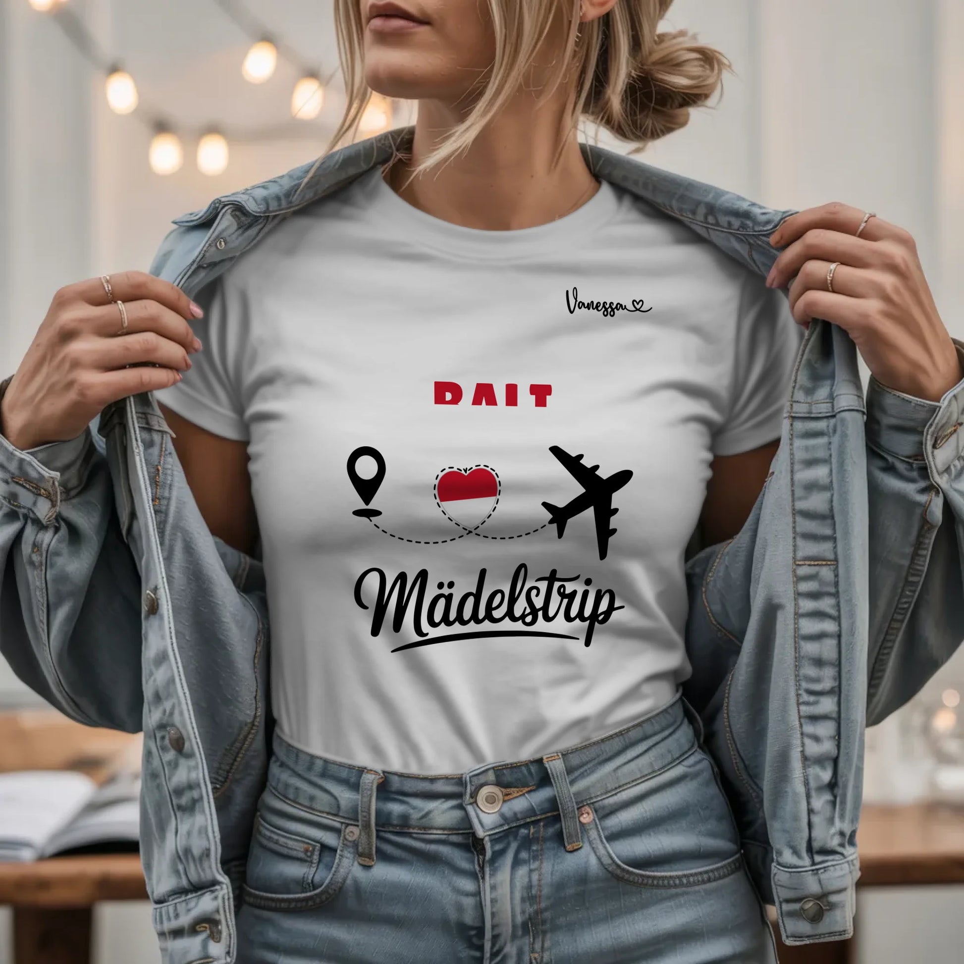 W.03.Damen-T-Shirt-Mockup-Basic HELL mit Jeansjacke