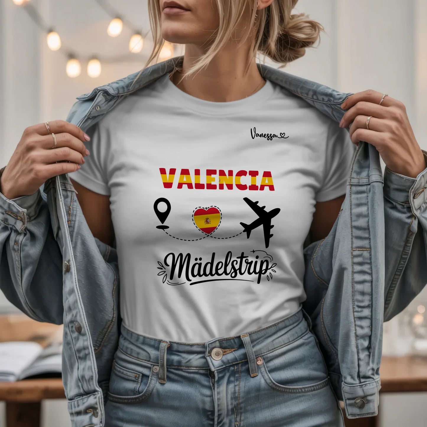 W.03.Damen-T-Shirt-Mockup-Basic HELL mit Jeansjacke