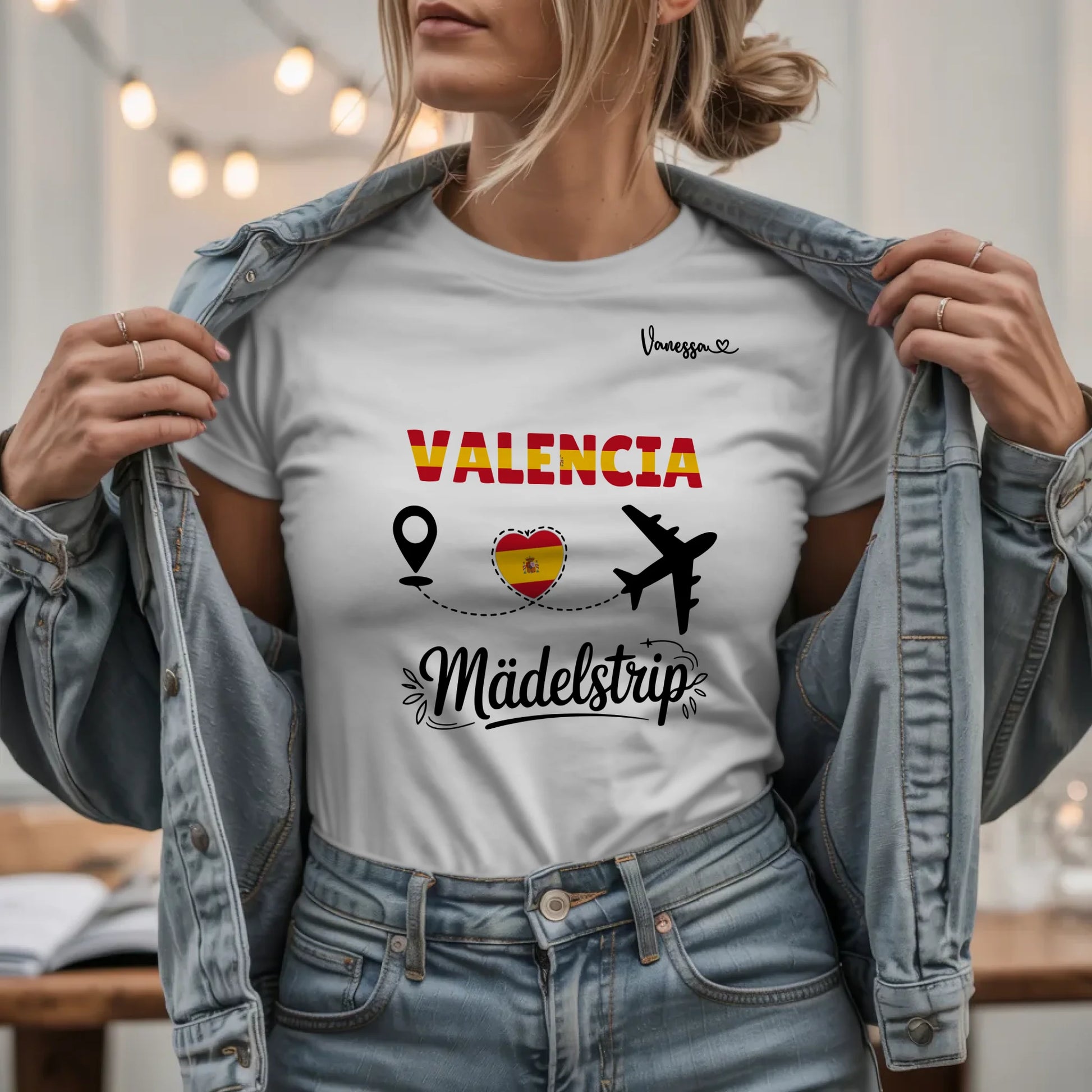 W.03.Damen-T-Shirt-Mockup-Basic HELL mit Jeansjacke