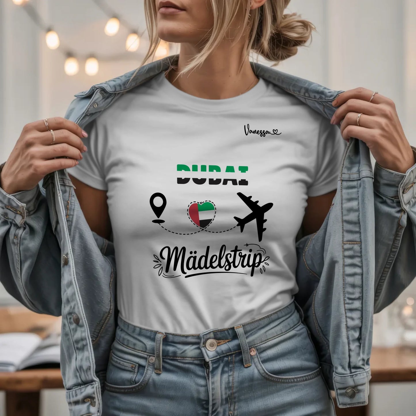 W.03.Damen-T-Shirt-Mockup-Basic HELL mit Jeansjacke