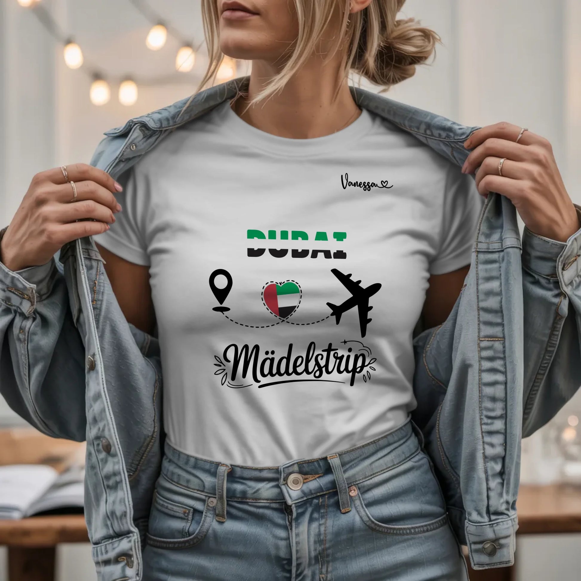 W.03.Damen-T-Shirt-Mockup-Basic HELL mit Jeansjacke