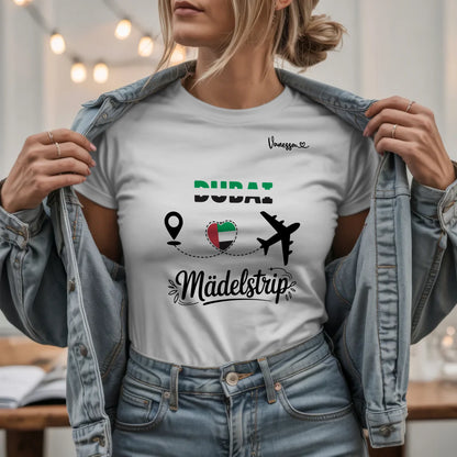 W.03.Damen-T-Shirt-Mockup-Basic HELL mit Jeansjacke