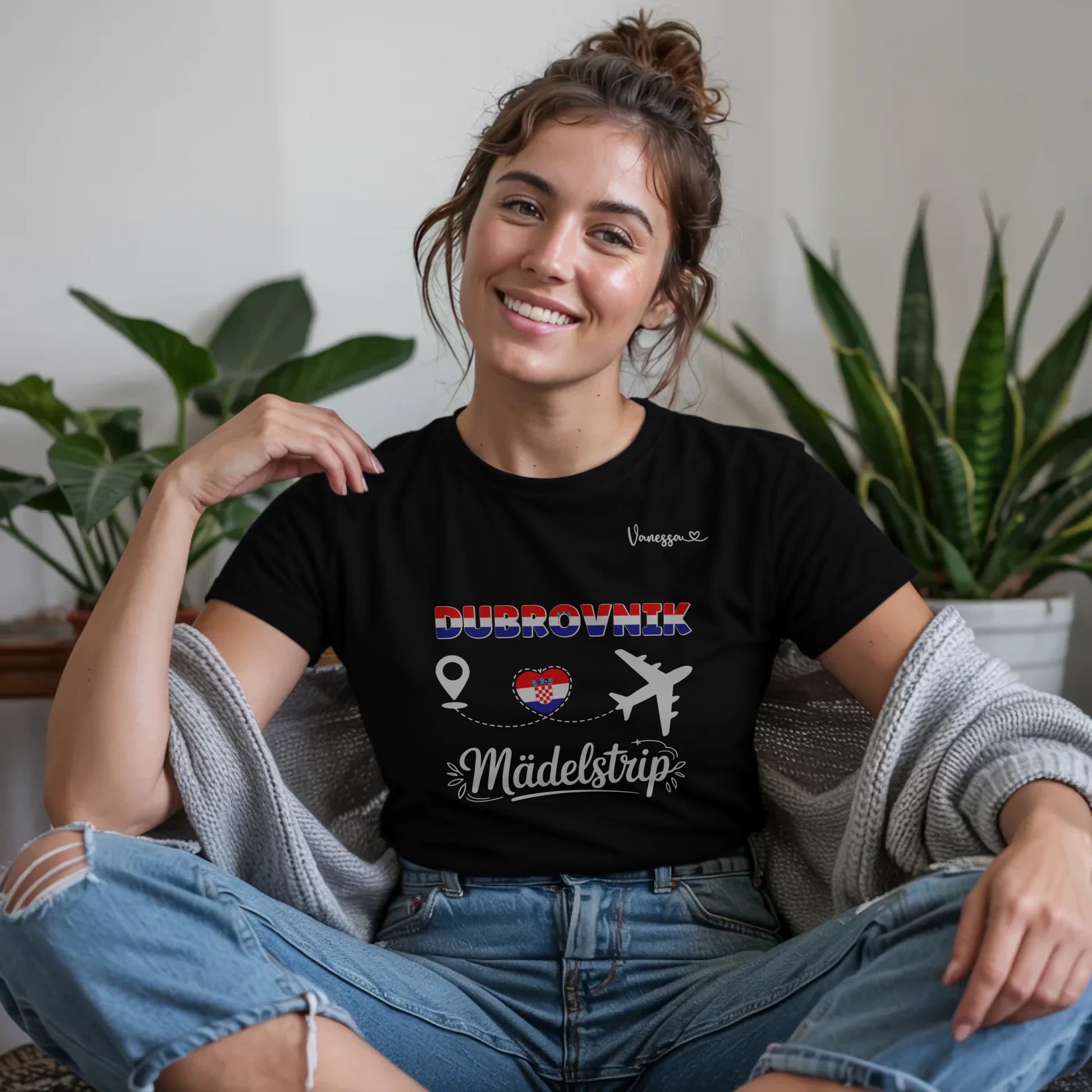 B.03.Damen-T-Shirt-Mockup-Basic-Wohnzimmer-Wolljacke---1