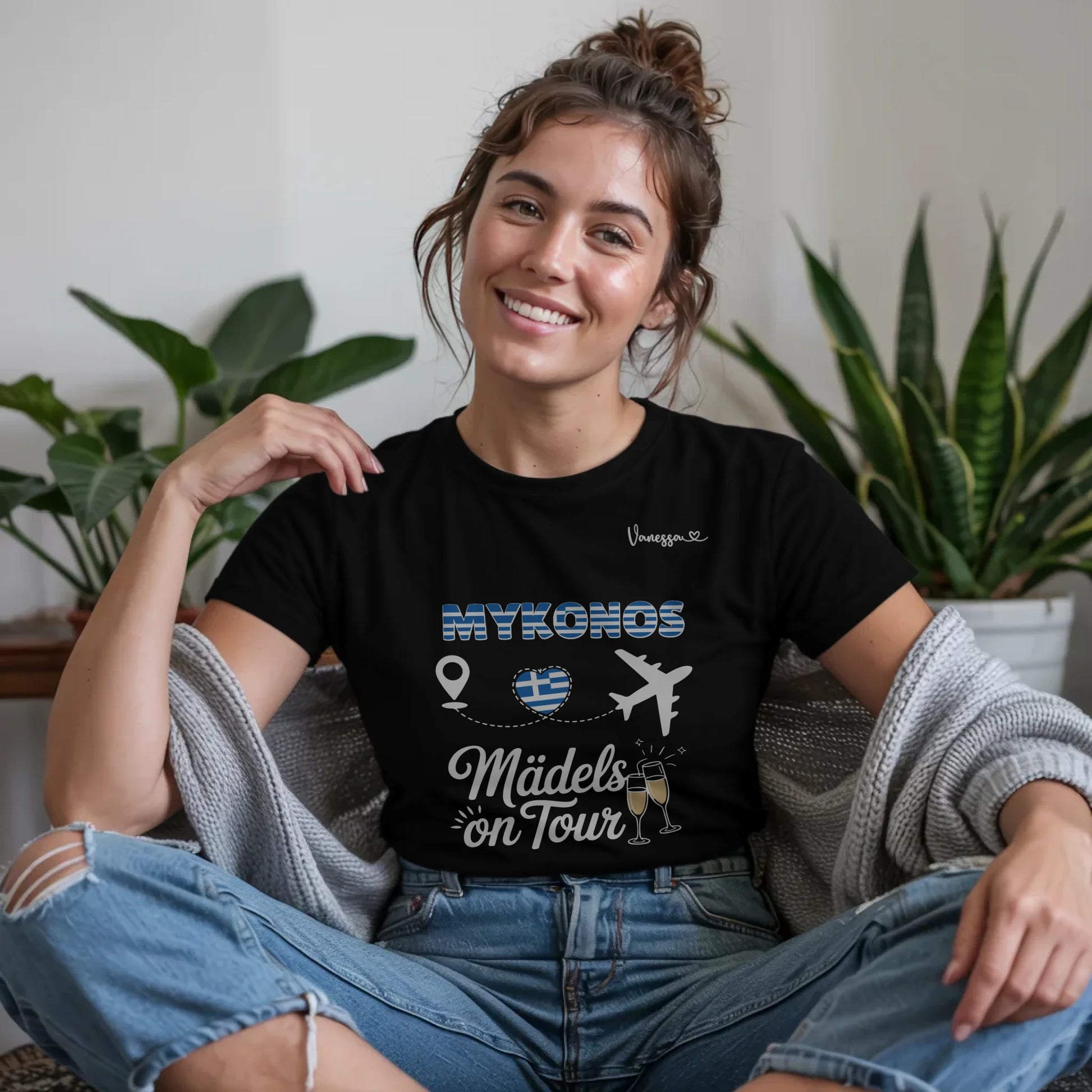 B.03.Damen-T-Shirt-Mockup-Basic-Wohnzimmer-Wolljacke---1