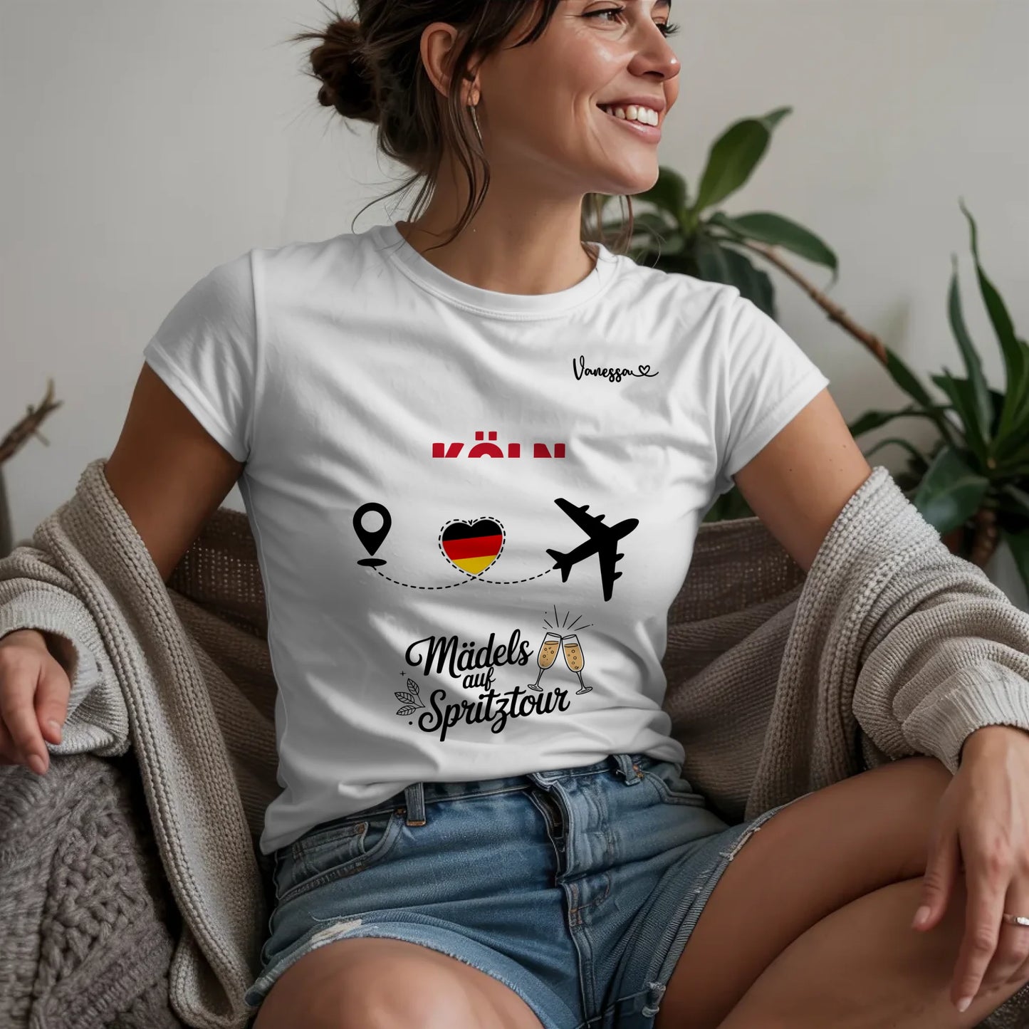 W.02.Damen-T-Shirt-Mockup-Basic-Wohnzimmer-Wolljacke---2