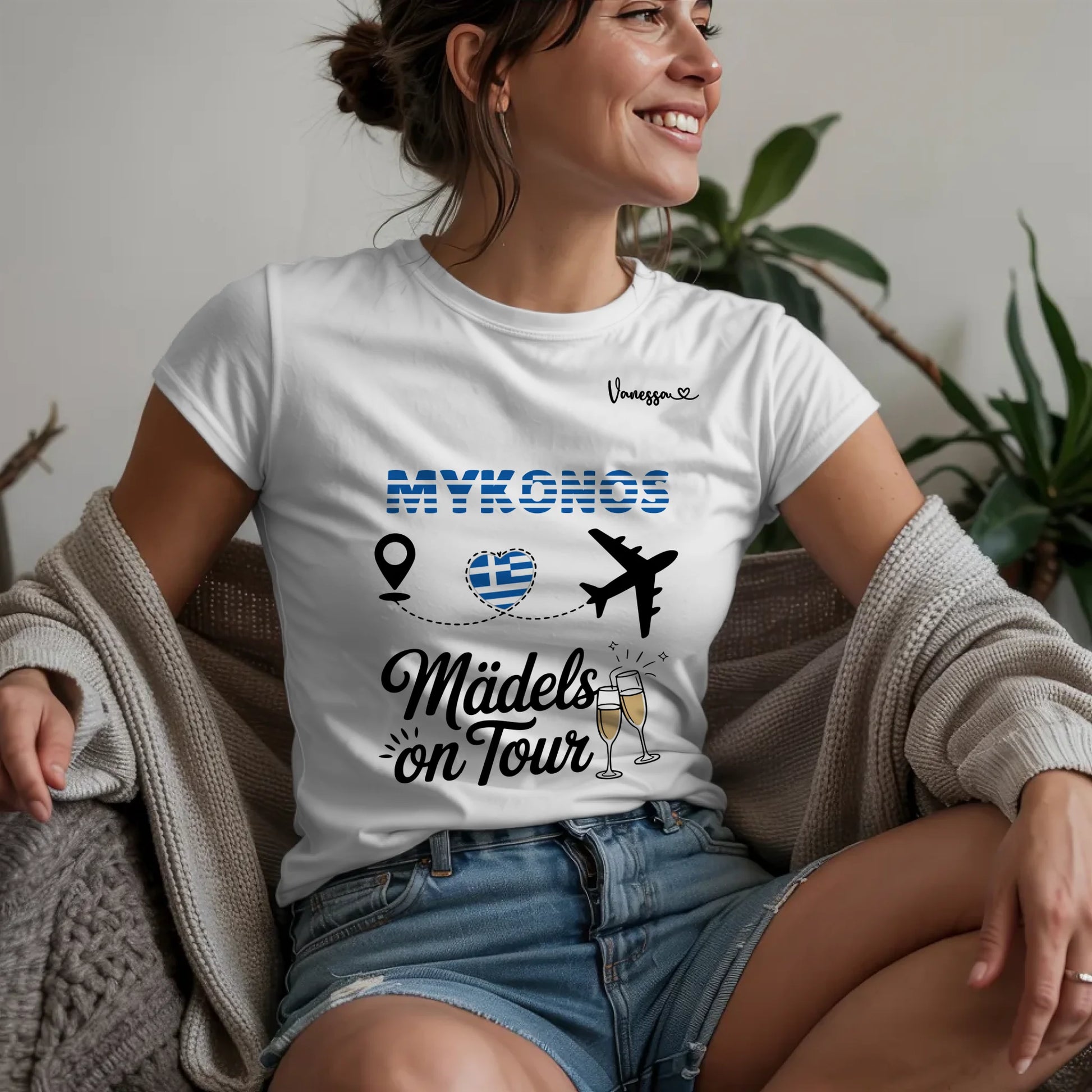 W.02.Damen-T-Shirt-Mockup-Basic-Wohnzimmer-Wolljacke---2