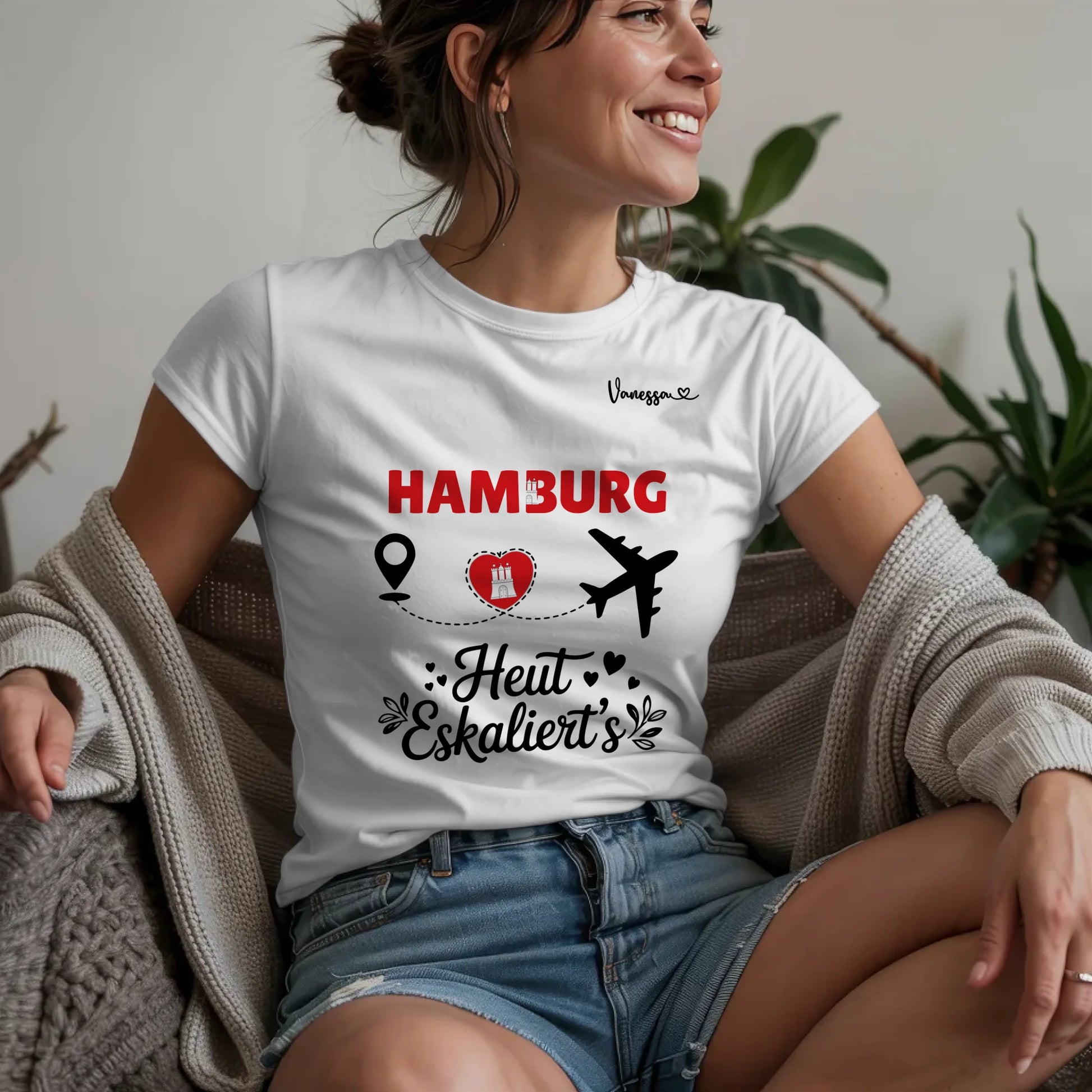 W.02.Damen-T-Shirt-Mockup-Basic-Wohnzimmer-Wolljacke---2