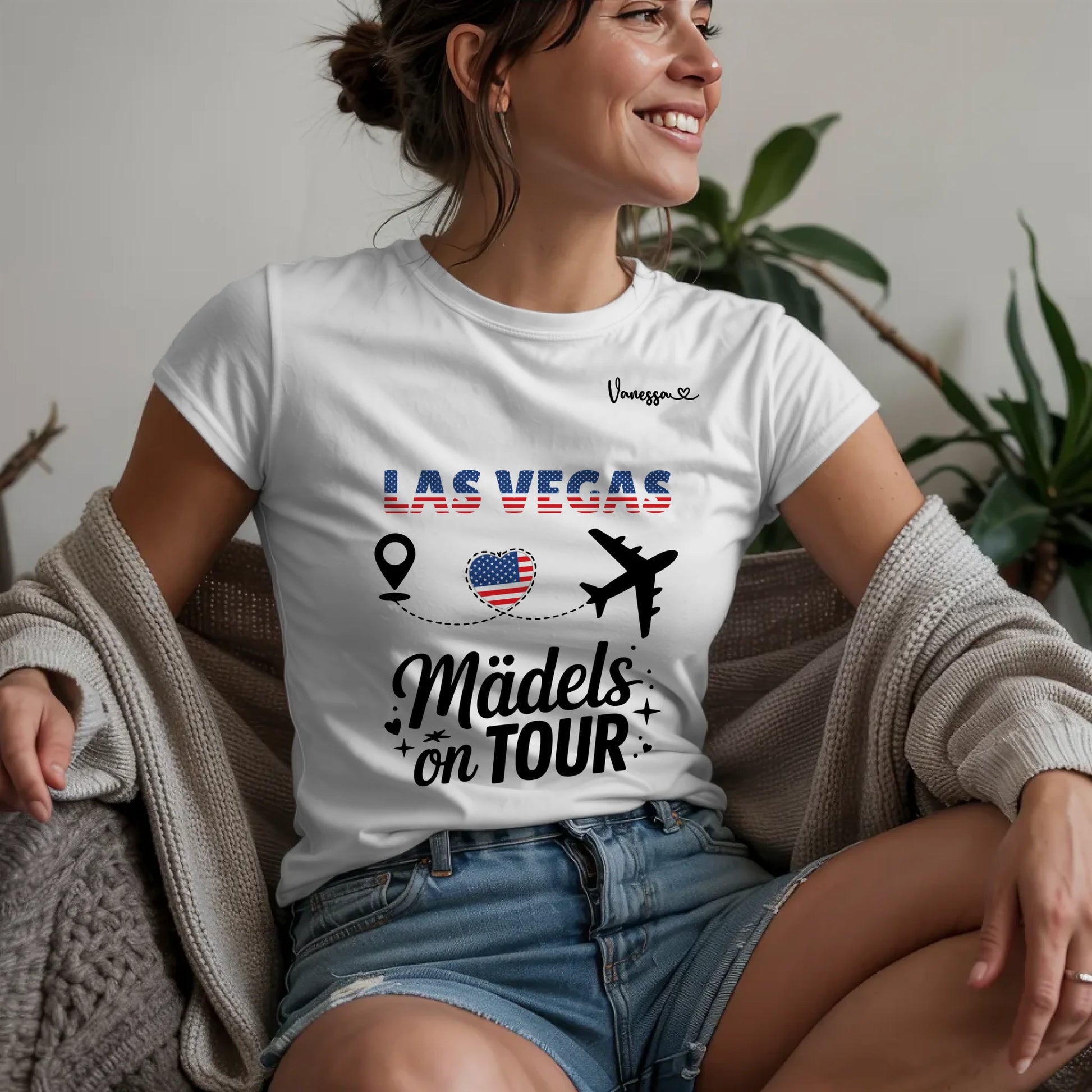 W.02.Damen-T-Shirt-Mockup-Basic-Wohnzimmer-Wolljacke---2