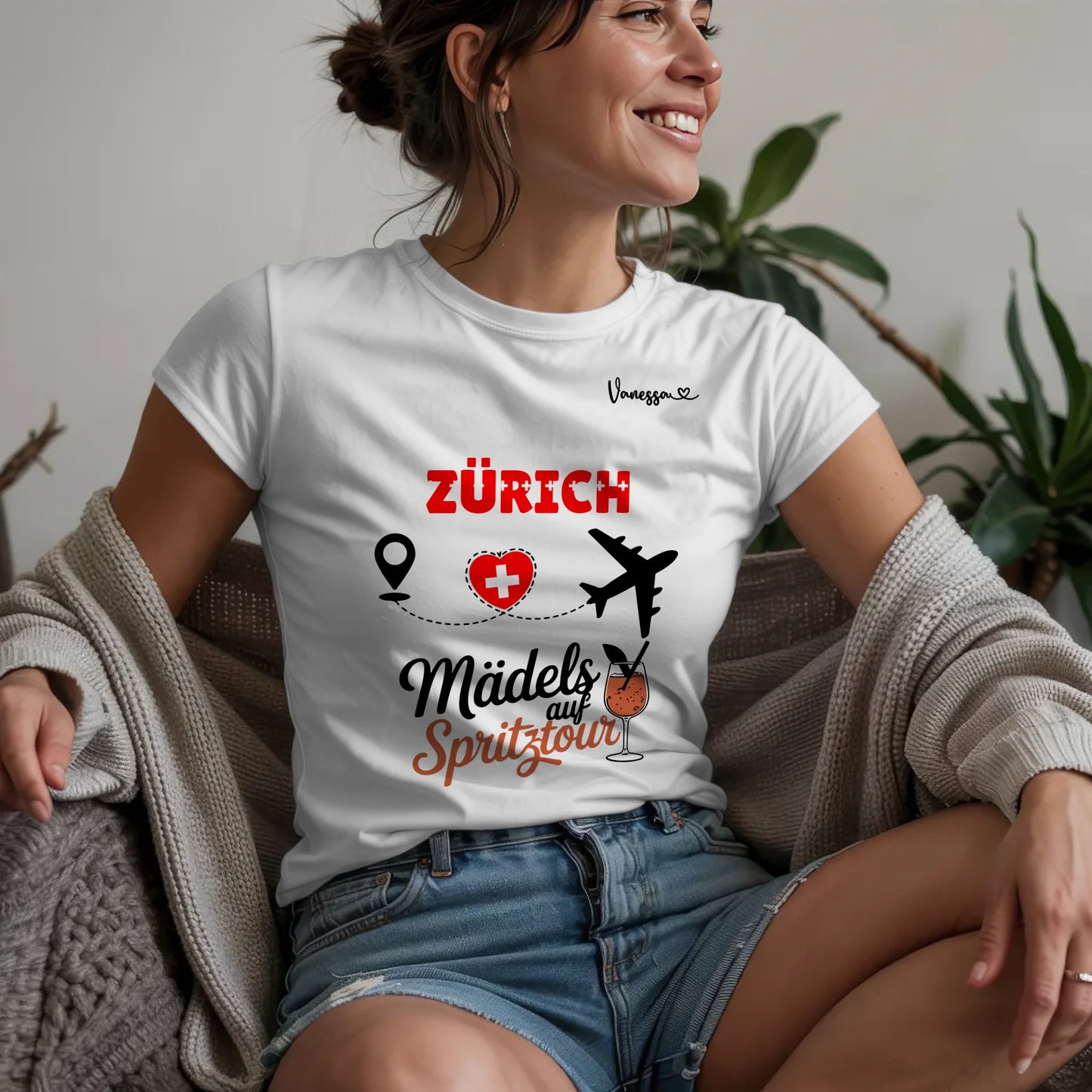 W.02.Damen-T-Shirt-Mockup-Basic-Wohnzimmer-Wolljacke---2