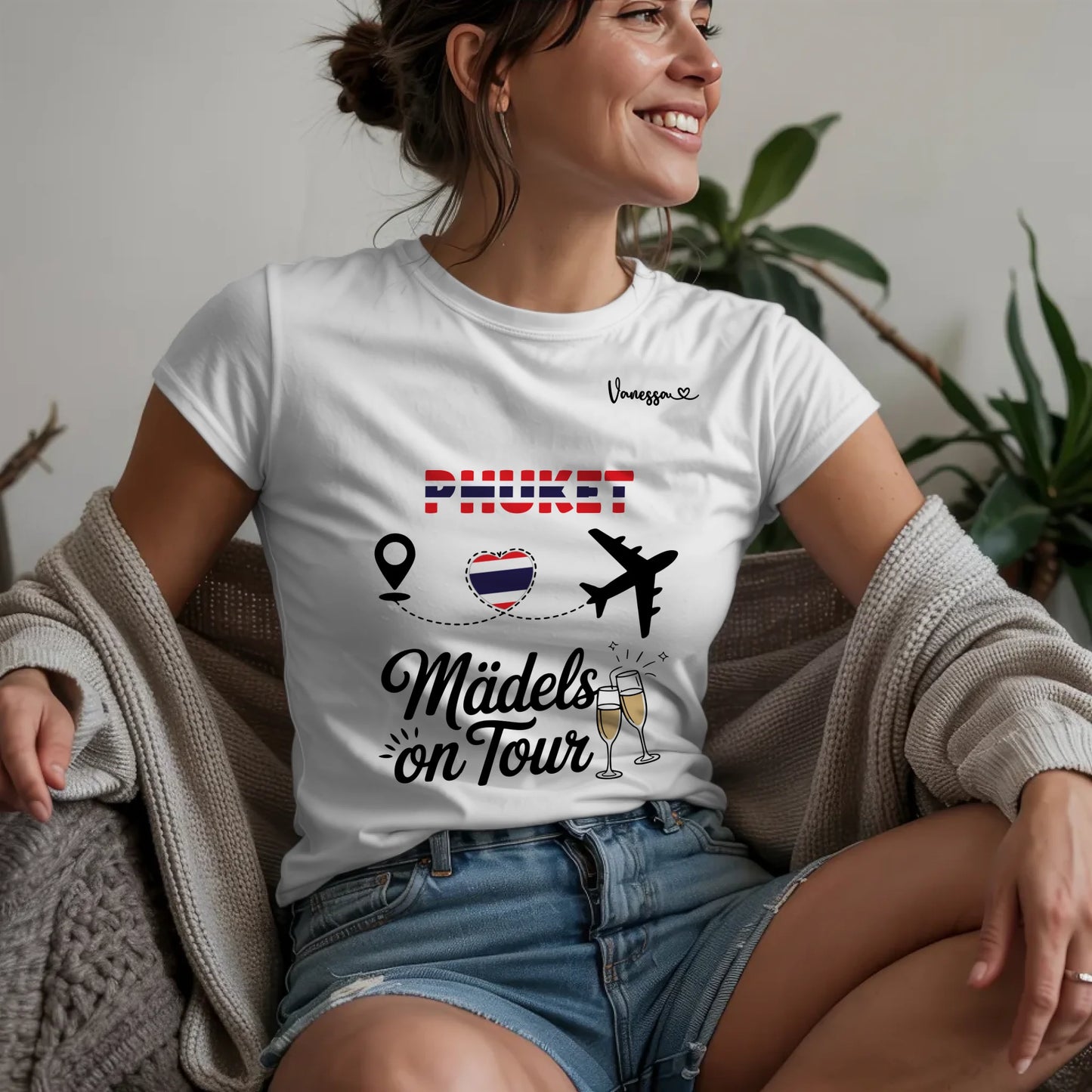 W.02.Damen-T-Shirt-Mockup-Basic-Wohnzimmer-Wolljacke---2