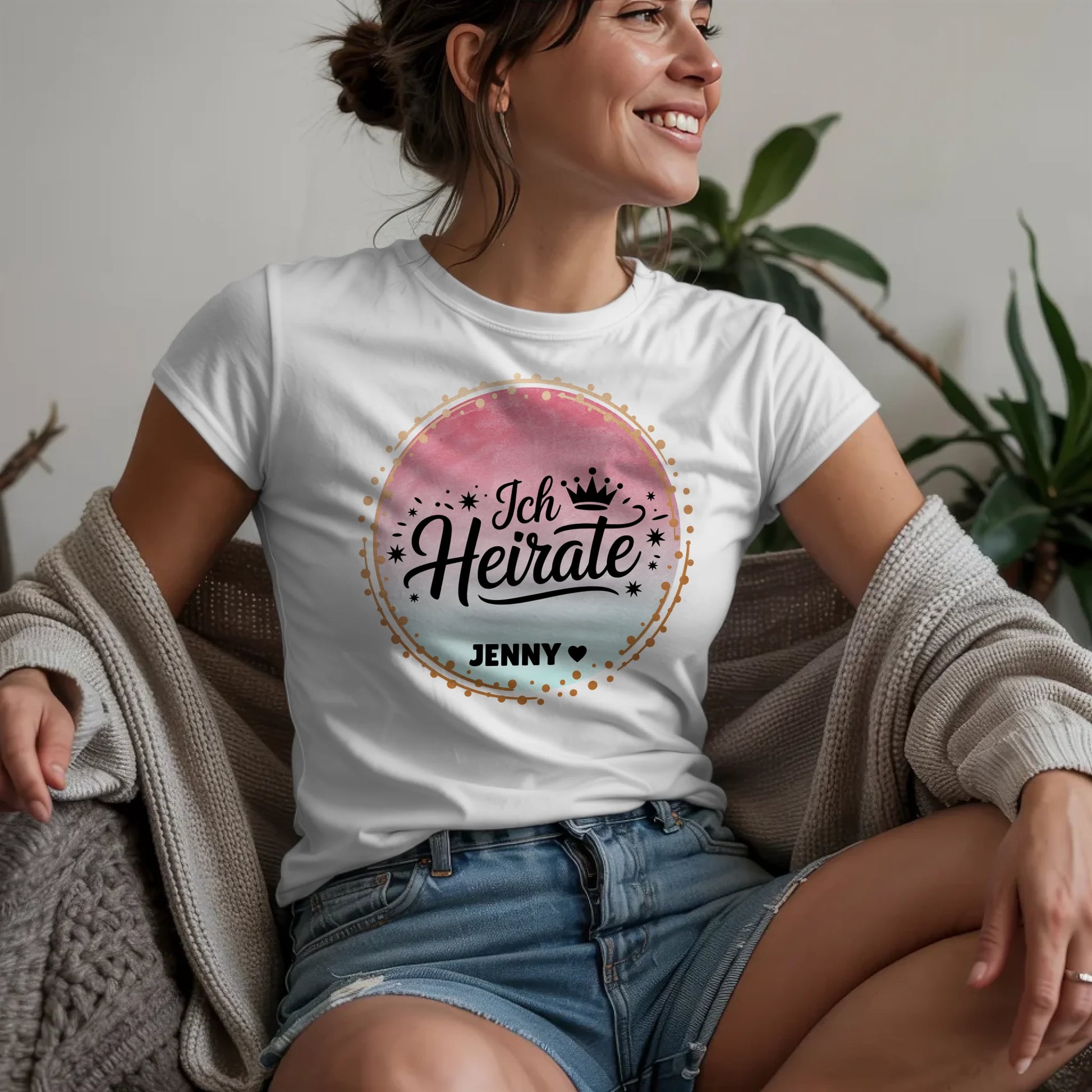 W.02.Damen-T-Shirt-Mockup-Basic-Wohnzimmer-Wolljacke---2