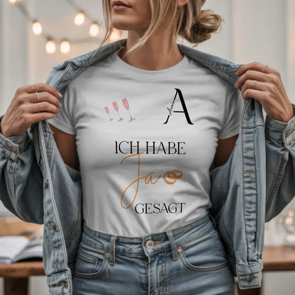 W.03.Damen-T-Shirt-Mockup-Basic HELL mit Jeansjacke