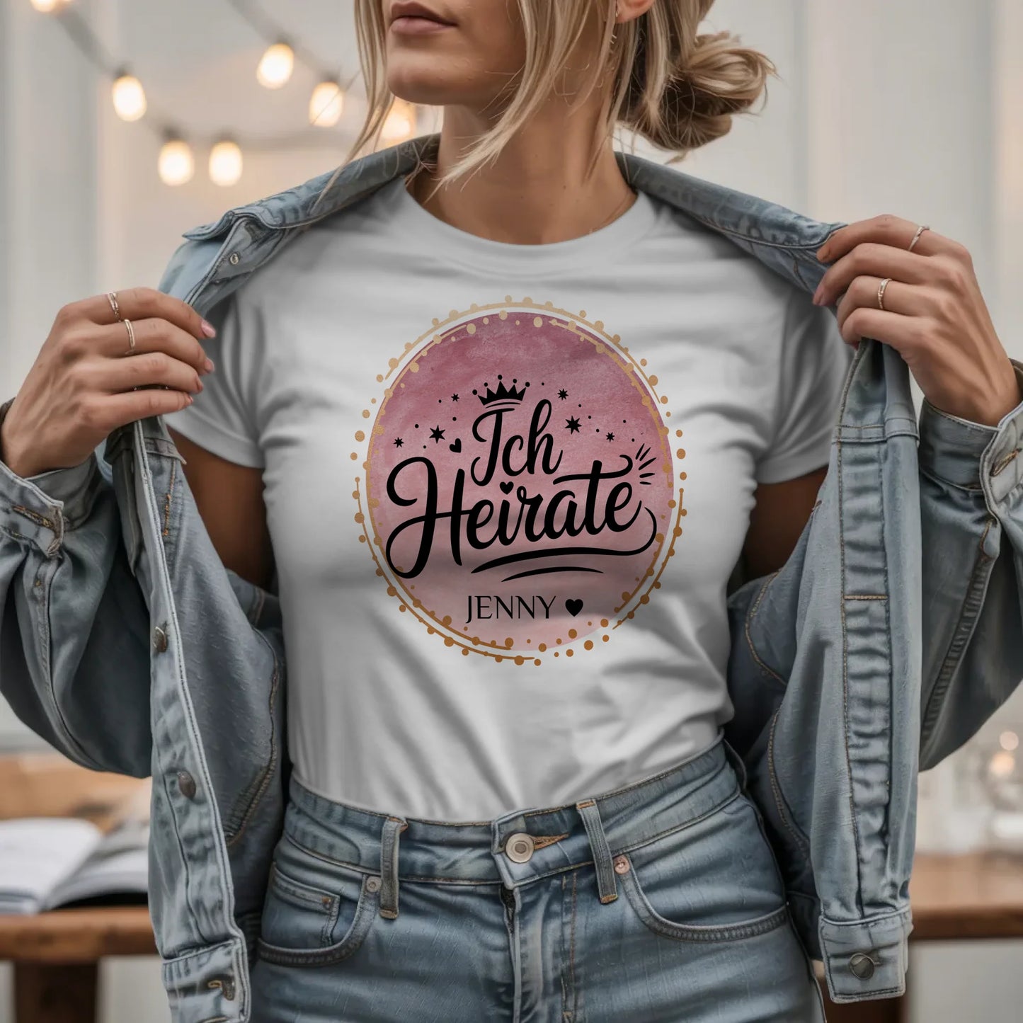 W.03.Damen-T-Shirt-Mockup-Basic HELL mit Jeansjacke