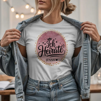 W.03.Damen-T-Shirt-Mockup-Basic HELL mit Jeansjacke