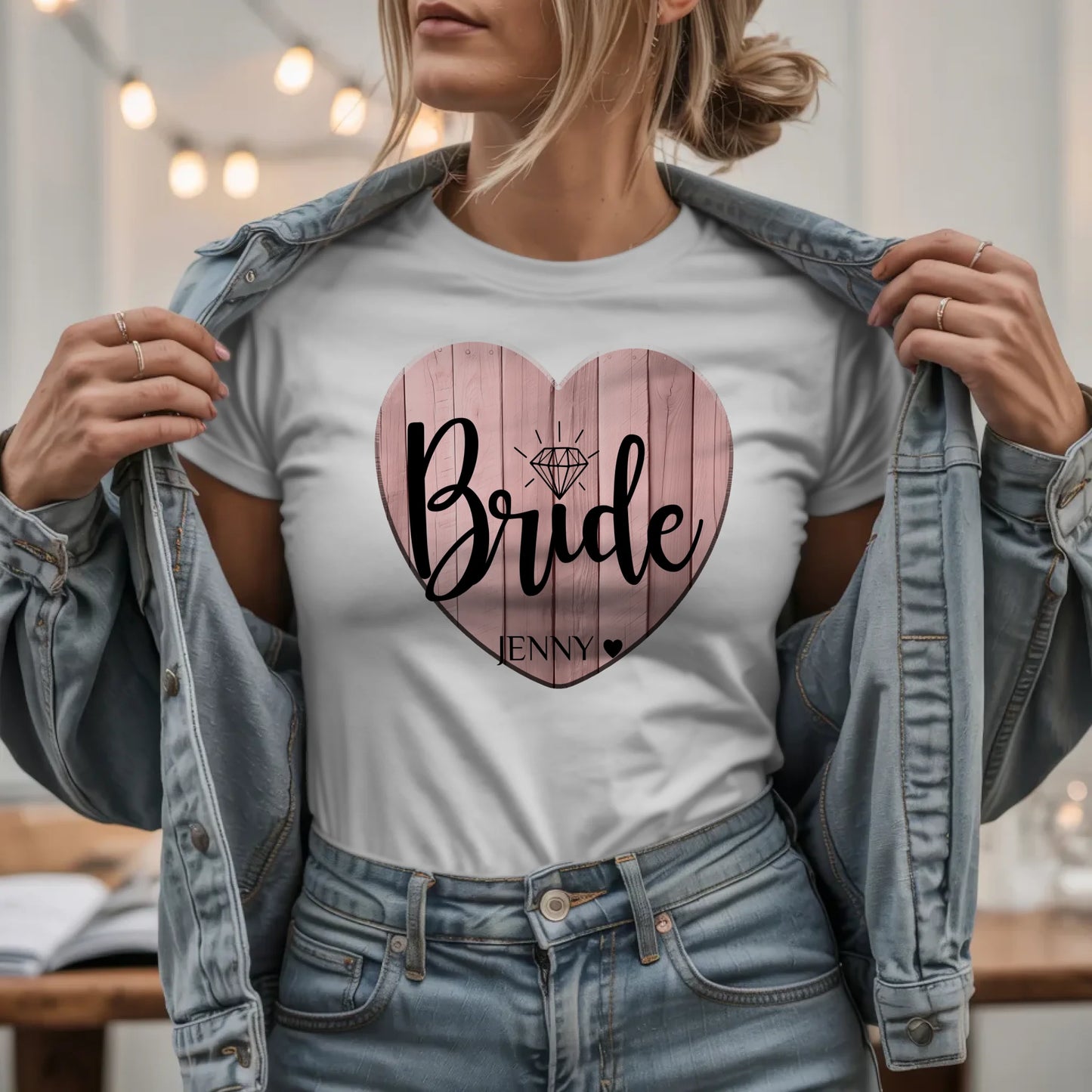 W.03.Damen-T-Shirt-Mockup-Basic HELL mit Jeansjacke