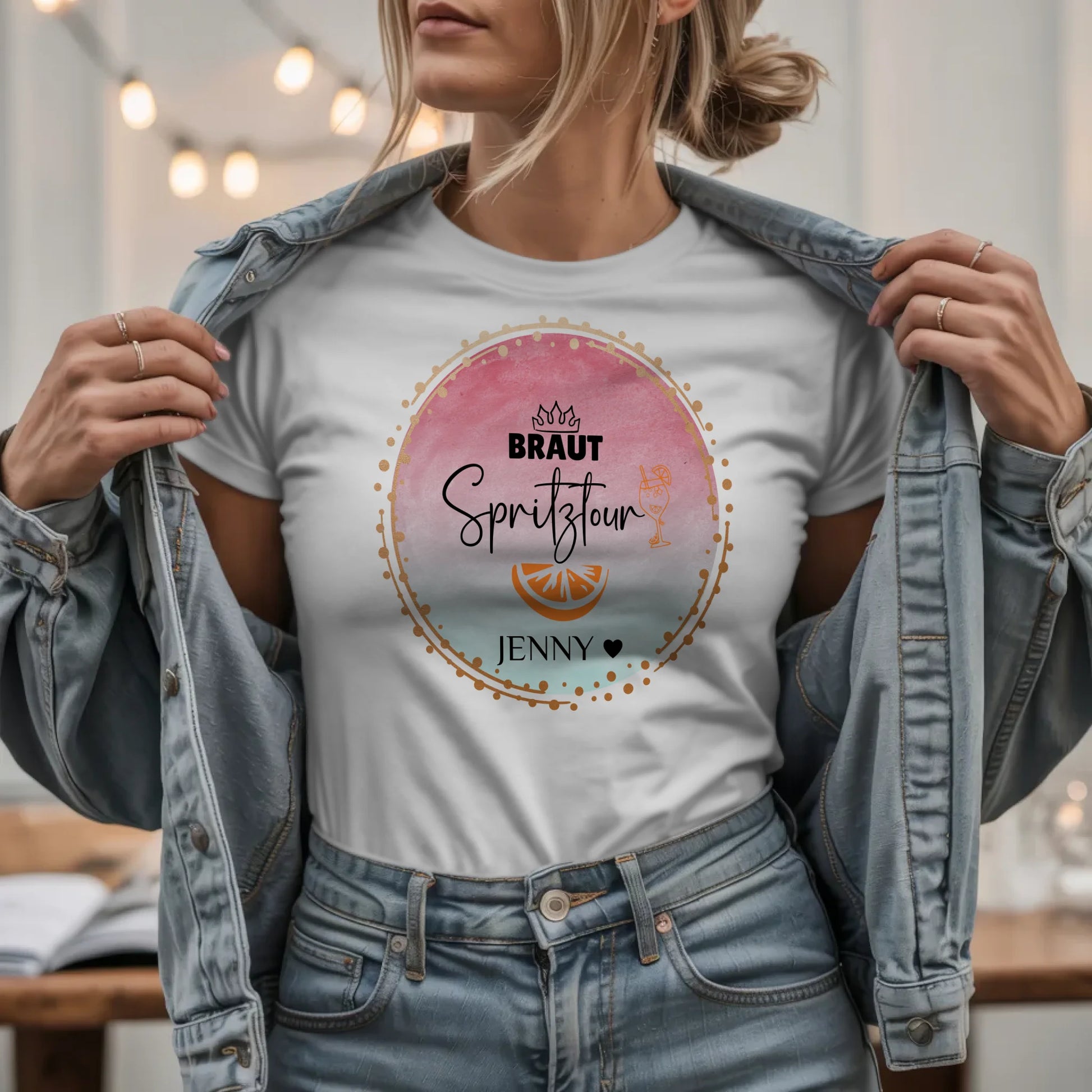 W.03.Damen-T-Shirt-Mockup-Basic HELL mit Jeansjacke