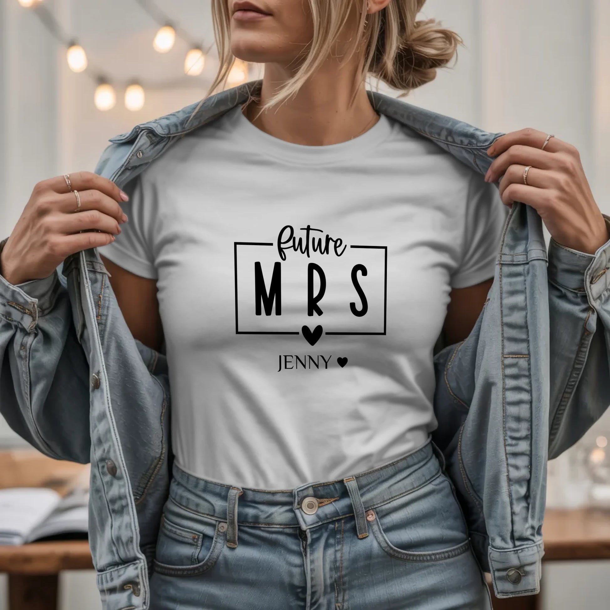 W.03.Damen-T-Shirt-Mockup-Basic HELL mit Jeansjacke