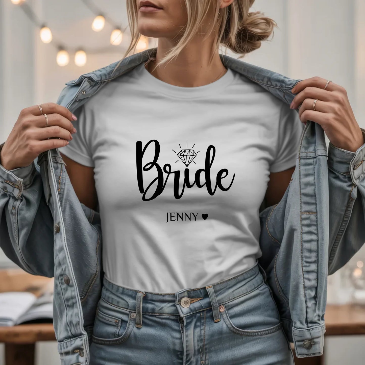 W.03.Damen-T-Shirt-Mockup-Basic HELL mit Jeansjacke