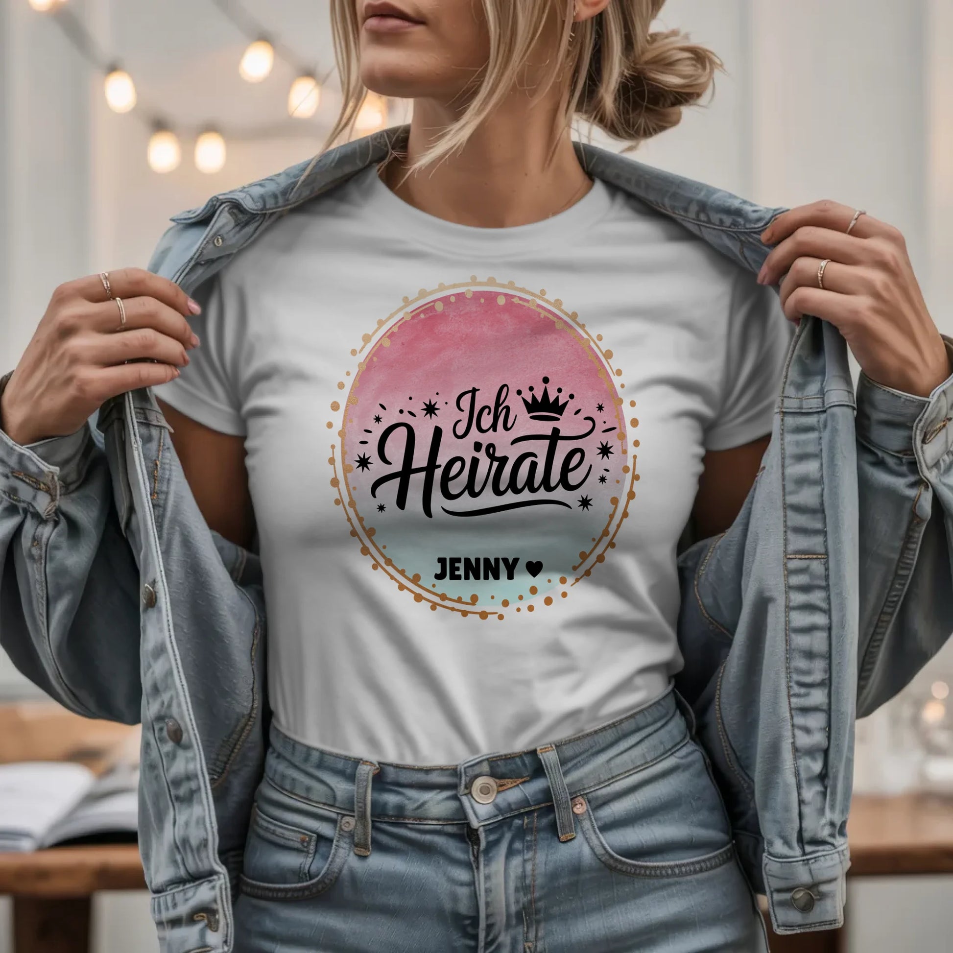 W.03.Damen-T-Shirt-Mockup-Basic HELL mit Jeansjacke