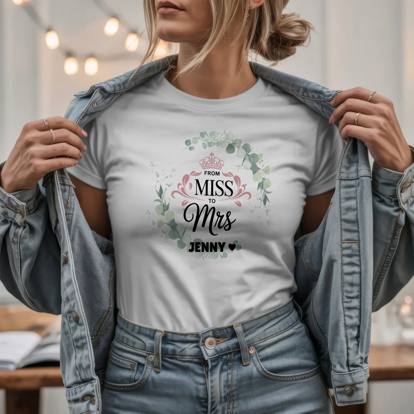 W.03.Damen-T-Shirt-Mockup-Basic HELL mit Jeansjacke