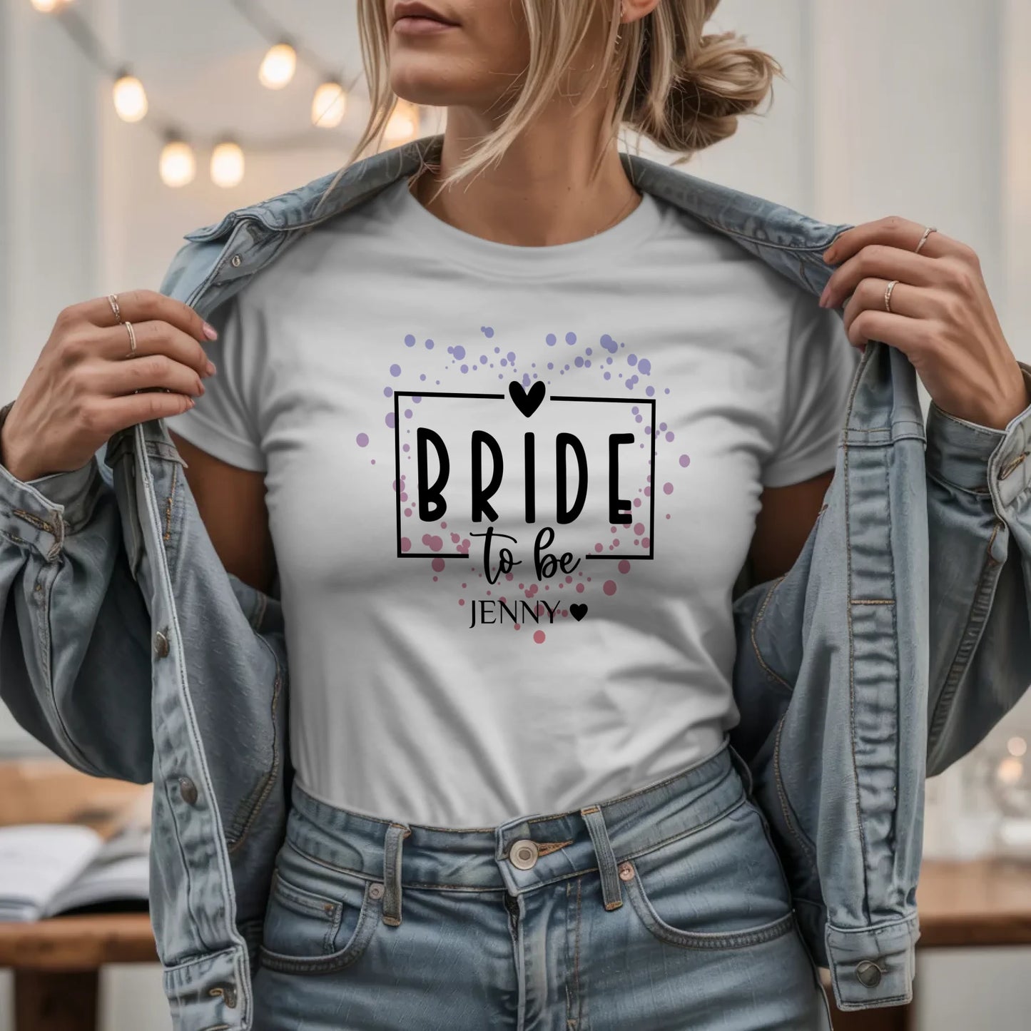W.03.Damen-T-Shirt-Mockup-Basic HELL mit Jeansjacke
