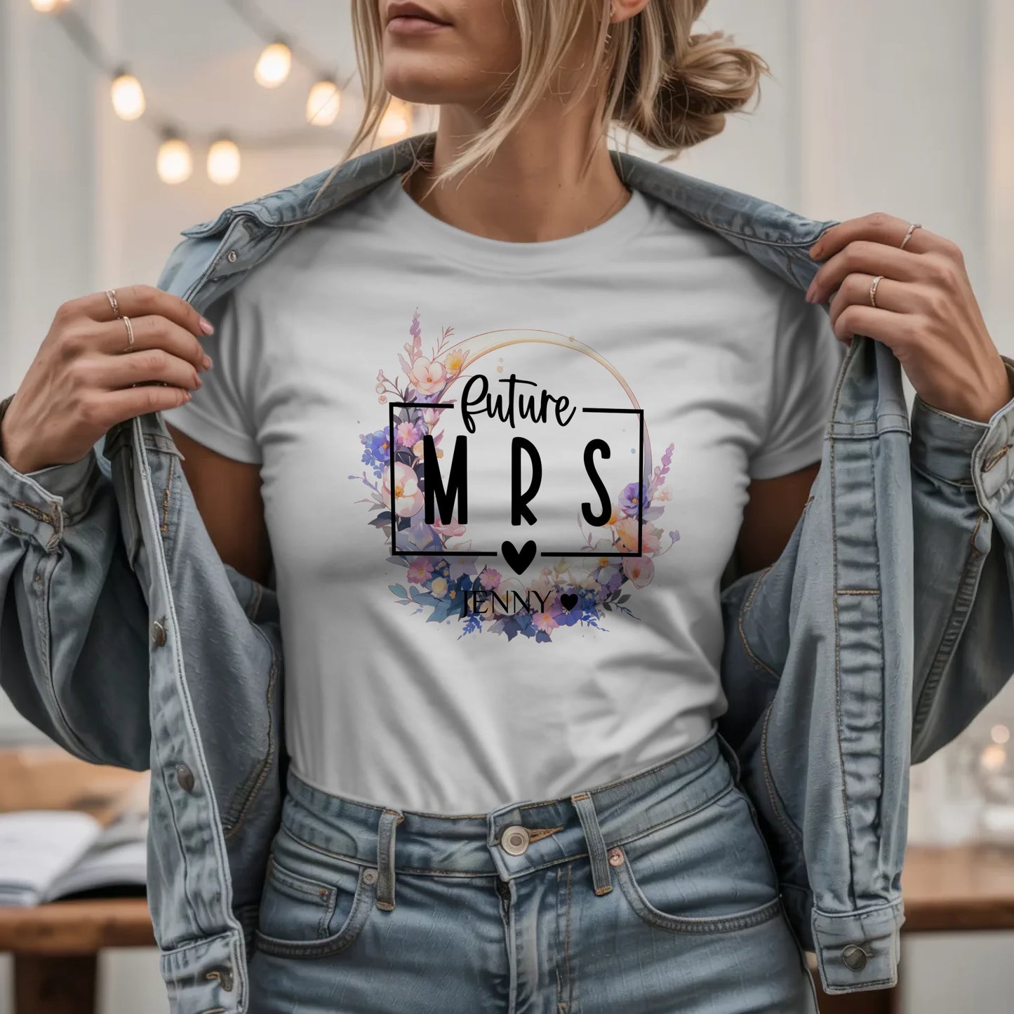 W.03.Damen-T-Shirt-Mockup-Basic HELL mit Jeansjacke