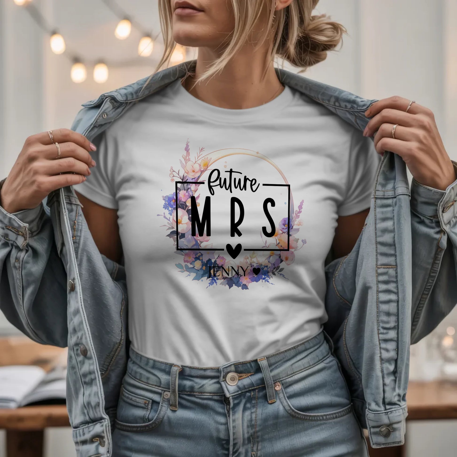 W.03.Damen-T-Shirt-Mockup-Basic HELL mit Jeansjacke