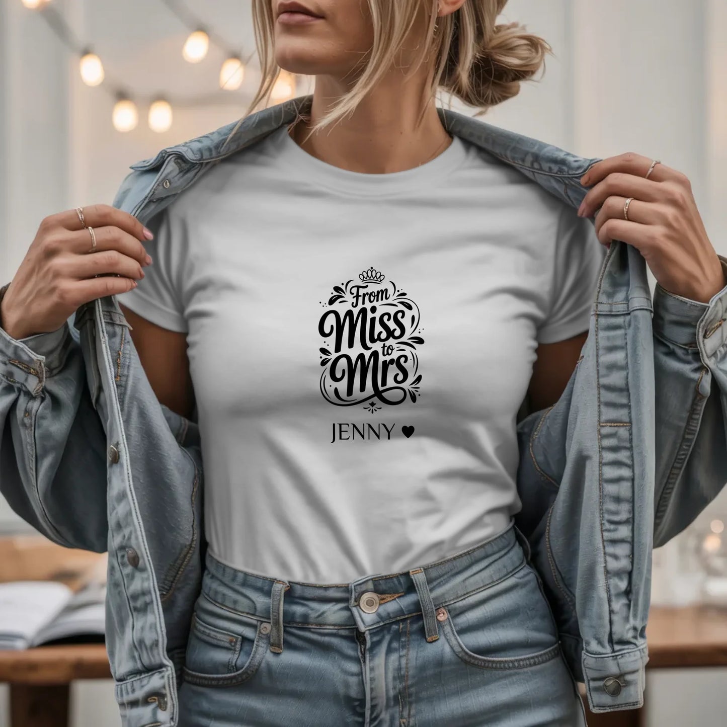 W.03.Damen-T-Shirt-Mockup-Basic HELL mit Jeansjacke