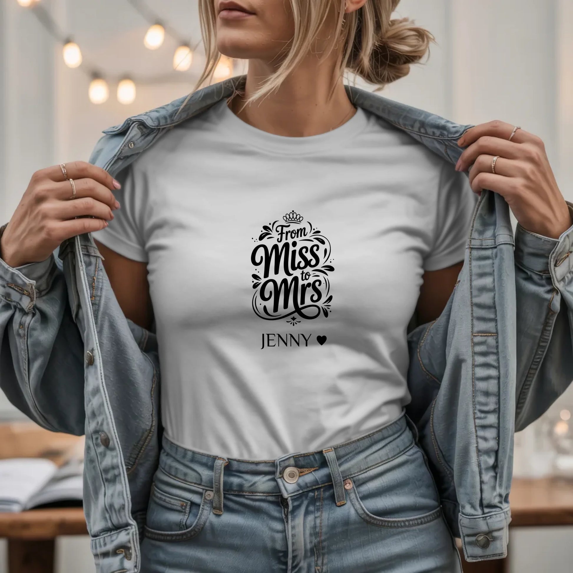 W.03.Damen-T-Shirt-Mockup-Basic HELL mit Jeansjacke