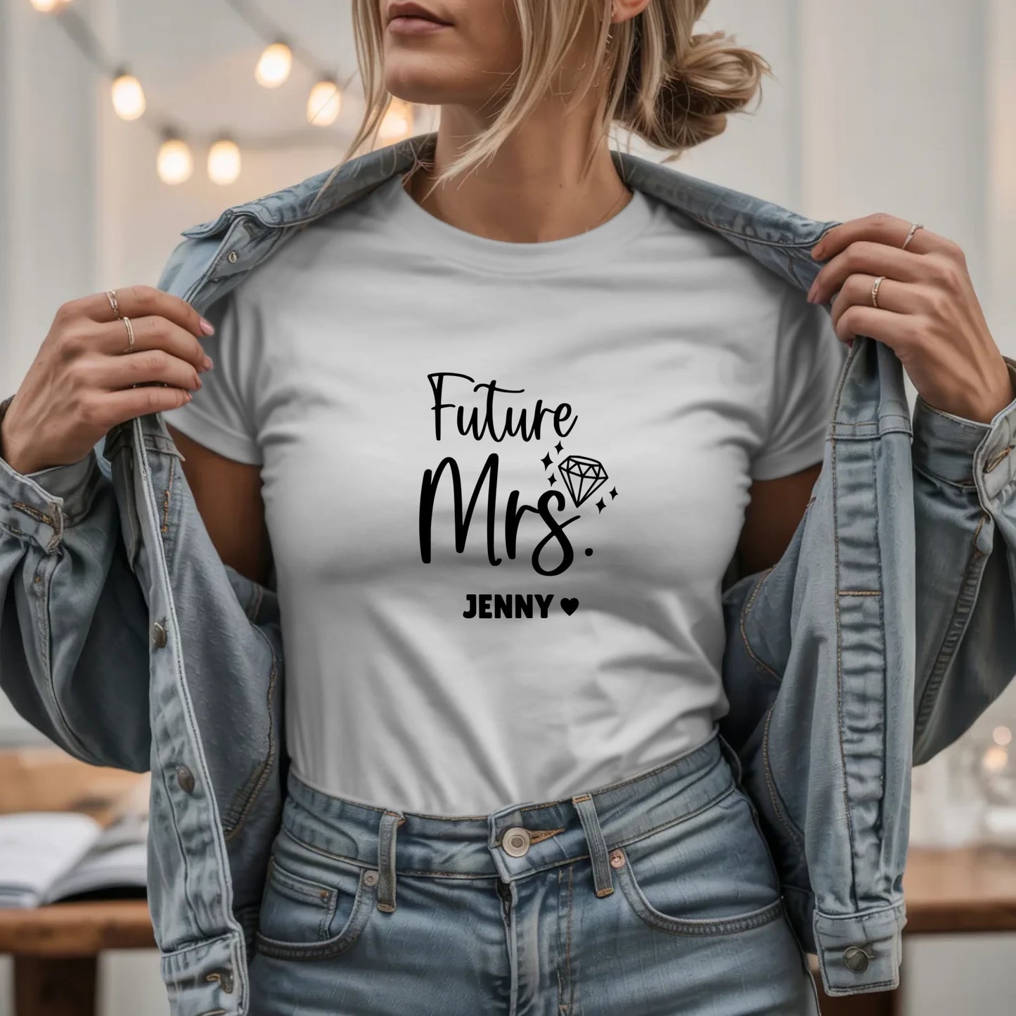 W.03.Damen-T-Shirt-Mockup-Basic HELL mit Jeansjacke