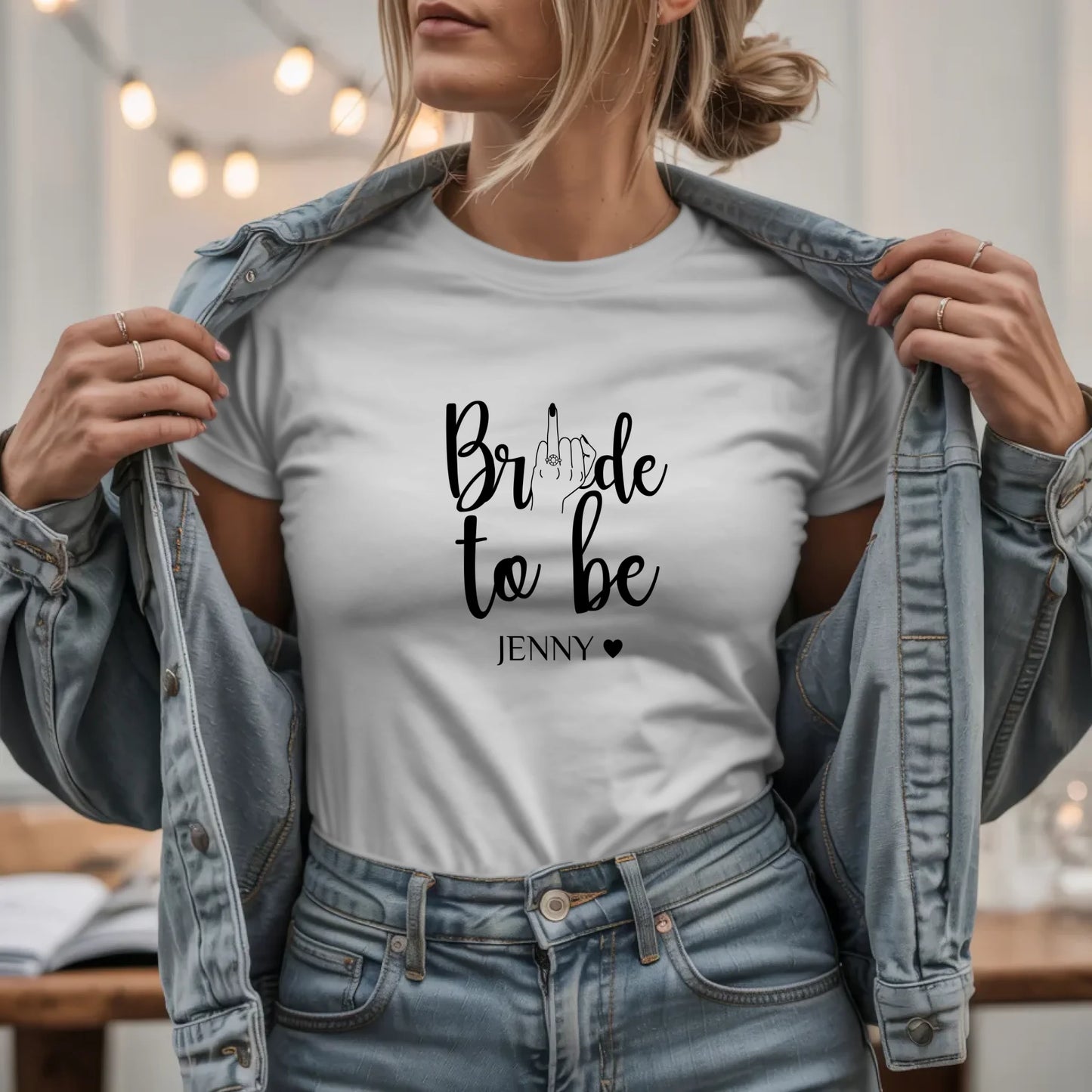 W.03.Damen-T-Shirt-Mockup-Basic HELL mit Jeansjacke