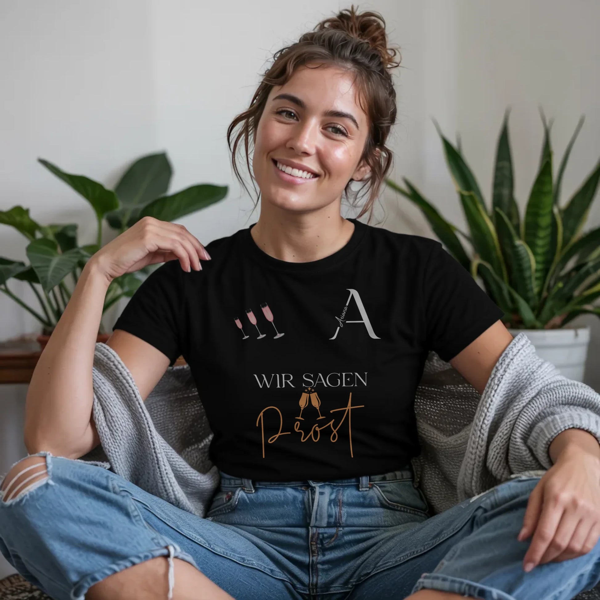 B.03.Damen-T-Shirt-Mockup-Basic-Wohnzimmer-Wolljacke---1