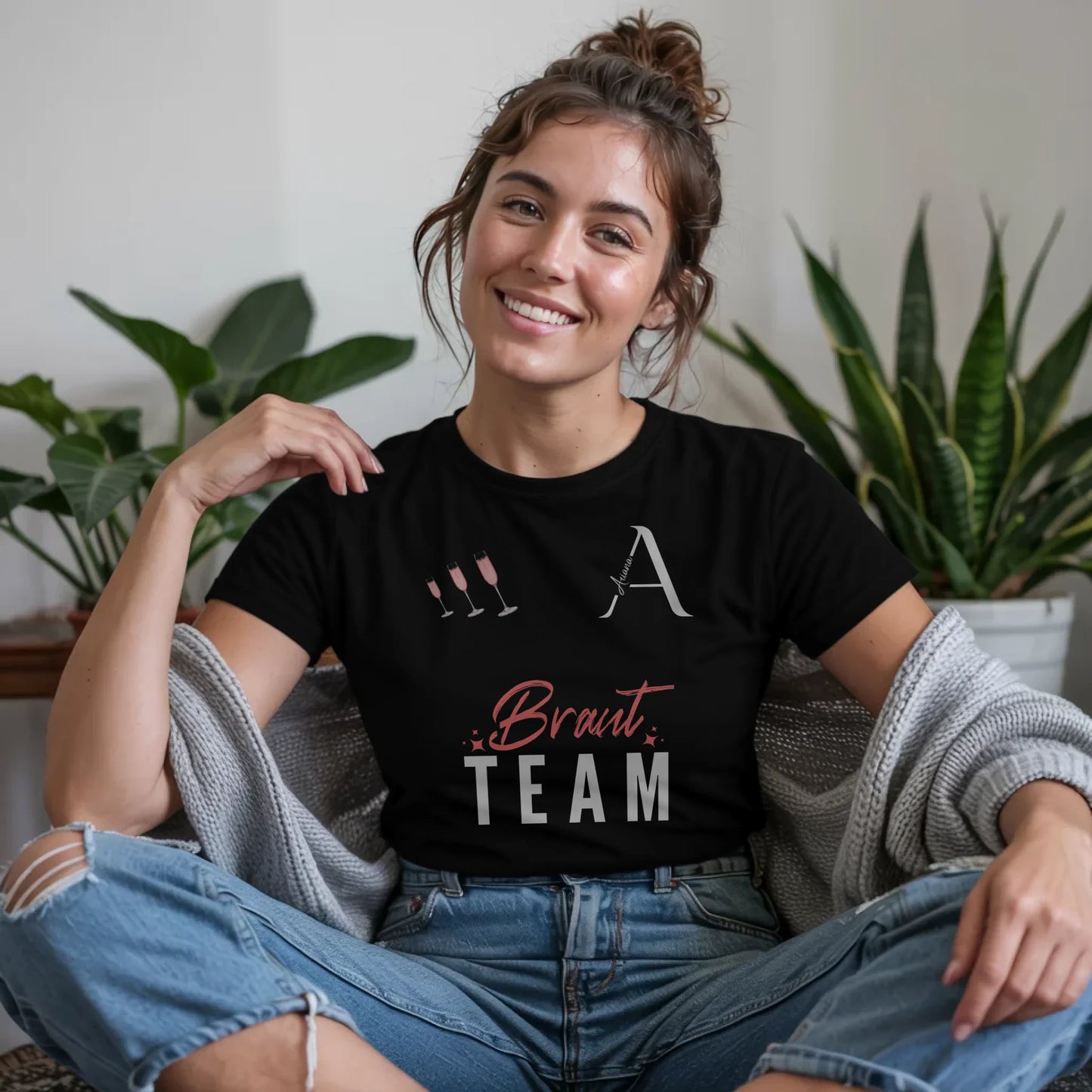 B.03.Damen-T-Shirt-Mockup-Basic-Wohnzimmer-Wolljacke---1