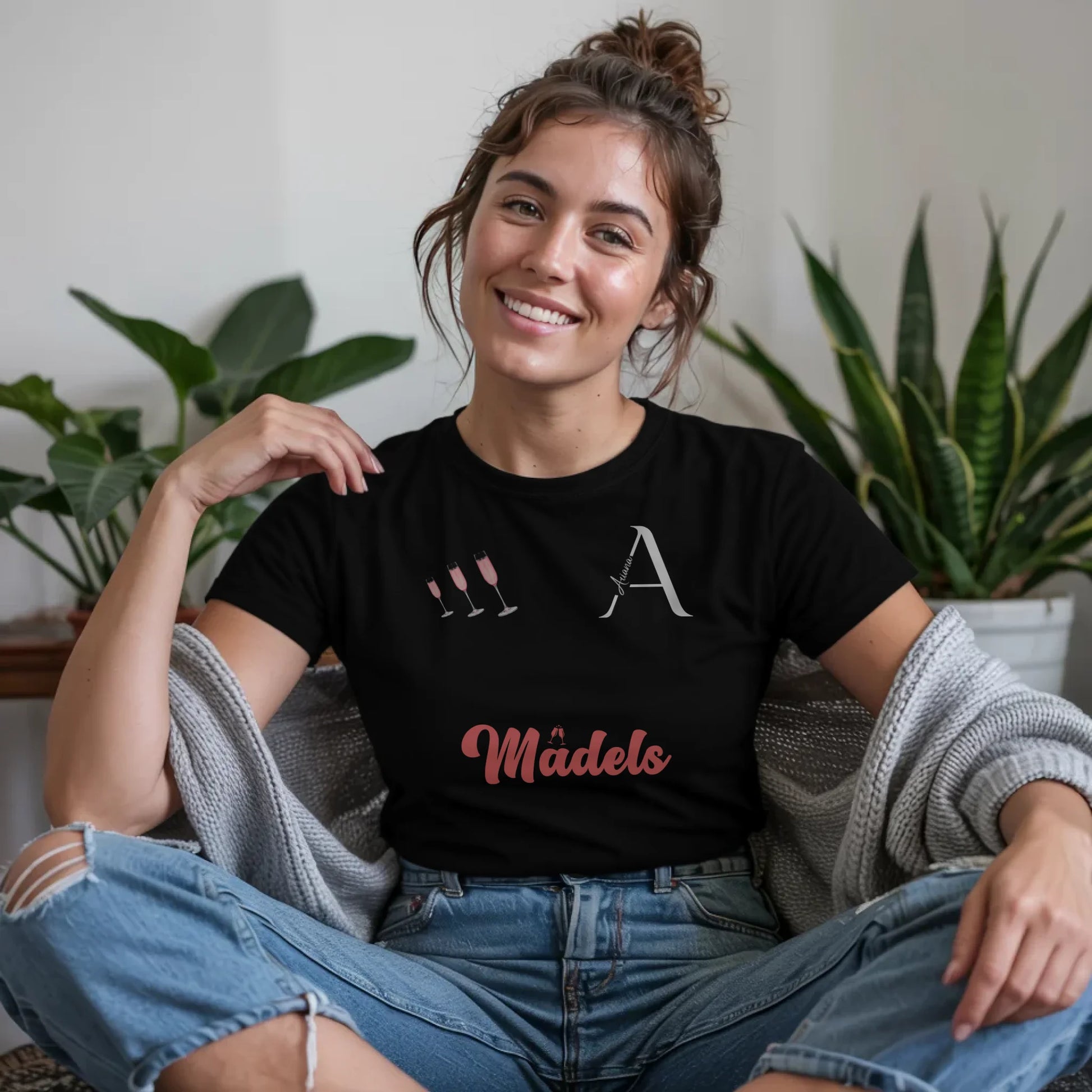 B.03.Damen-T-Shirt-Mockup-Basic-Wohnzimmer-Wolljacke---1