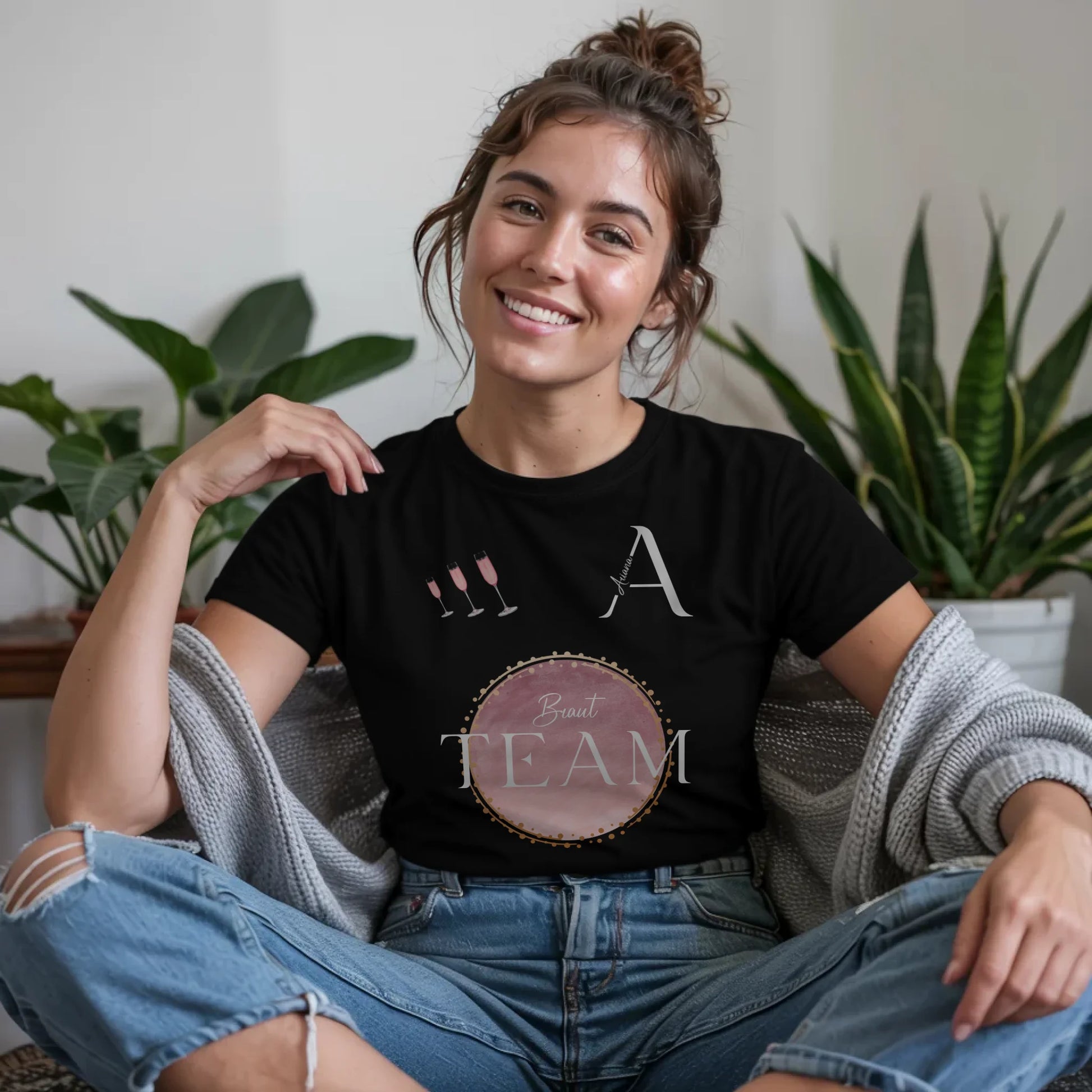 B.03.Damen-T-Shirt-Mockup-Basic-Wohnzimmer-Wolljacke---1