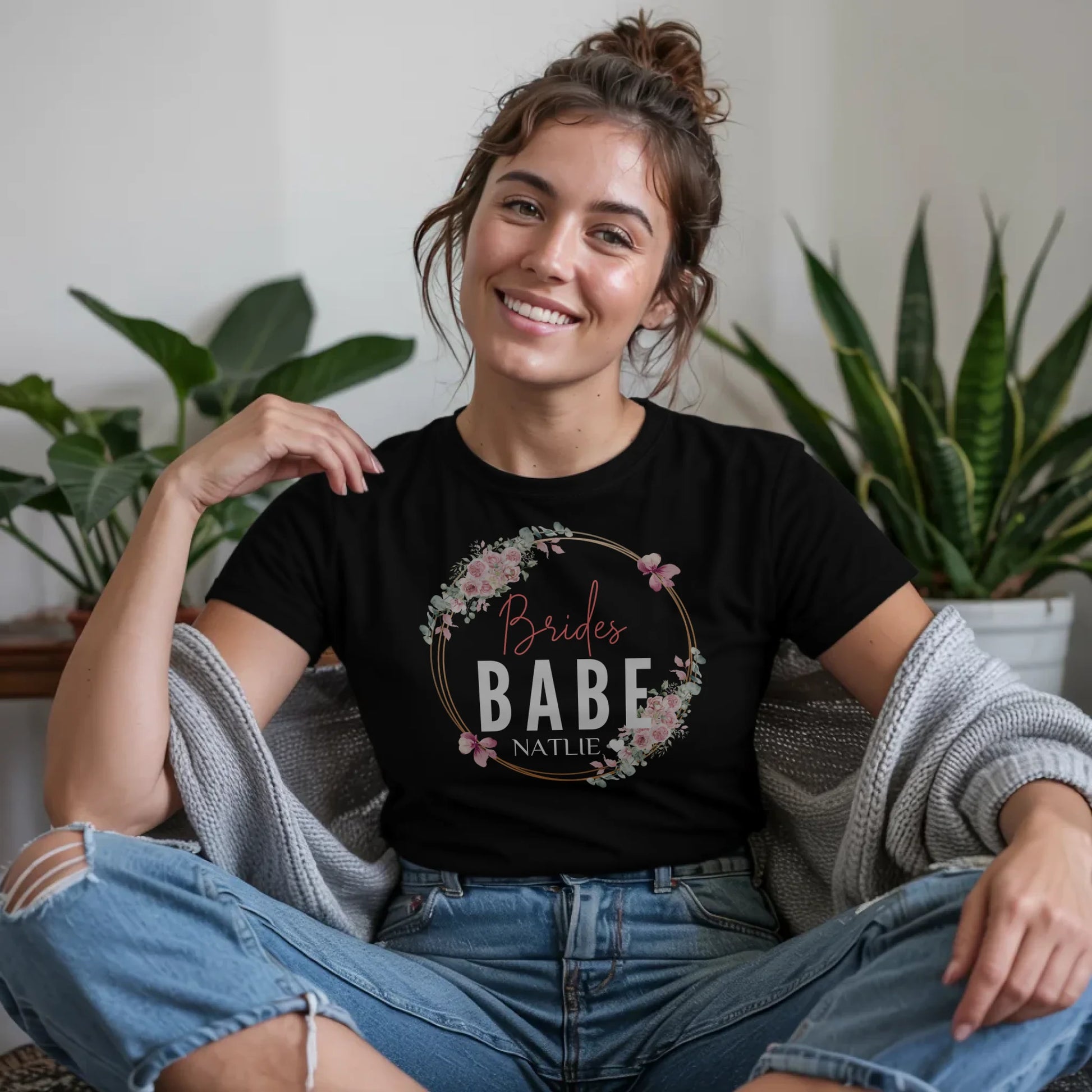 B.03.Damen-T-Shirt-Mockup-Basic-Wohnzimmer-Wolljacke---1