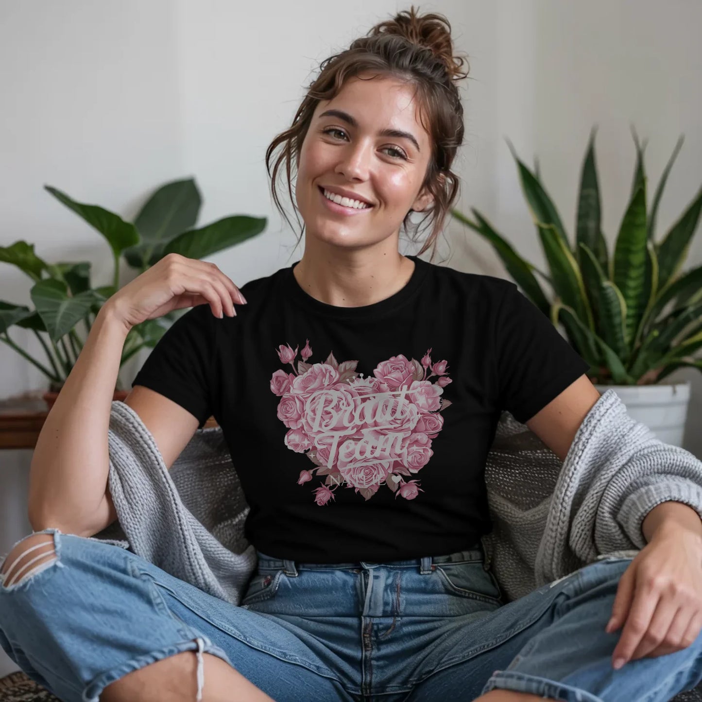 B.03.Damen-T-Shirt-Mockup-Basic-Wohnzimmer-Wolljacke---1