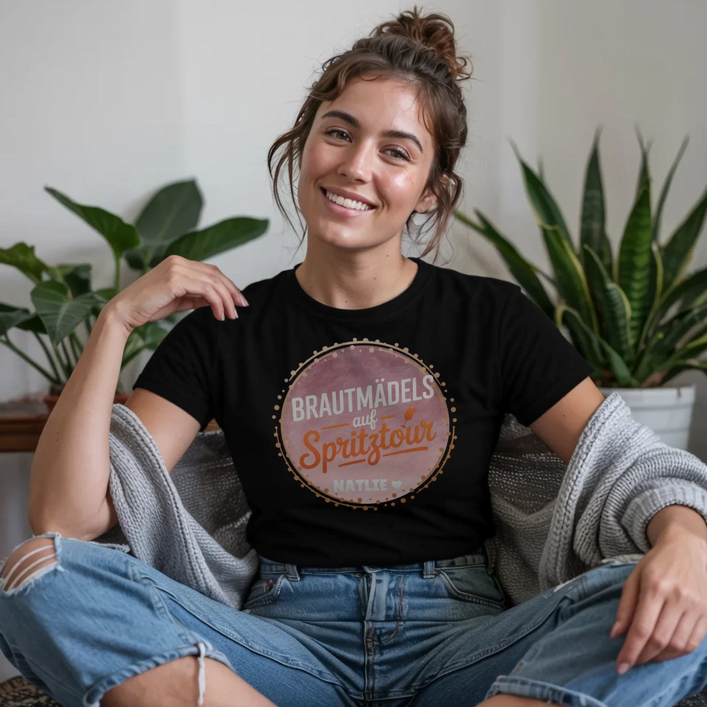 B.03.Damen-T-Shirt-Mockup-Basic-Wohnzimmer-Wolljacke---1