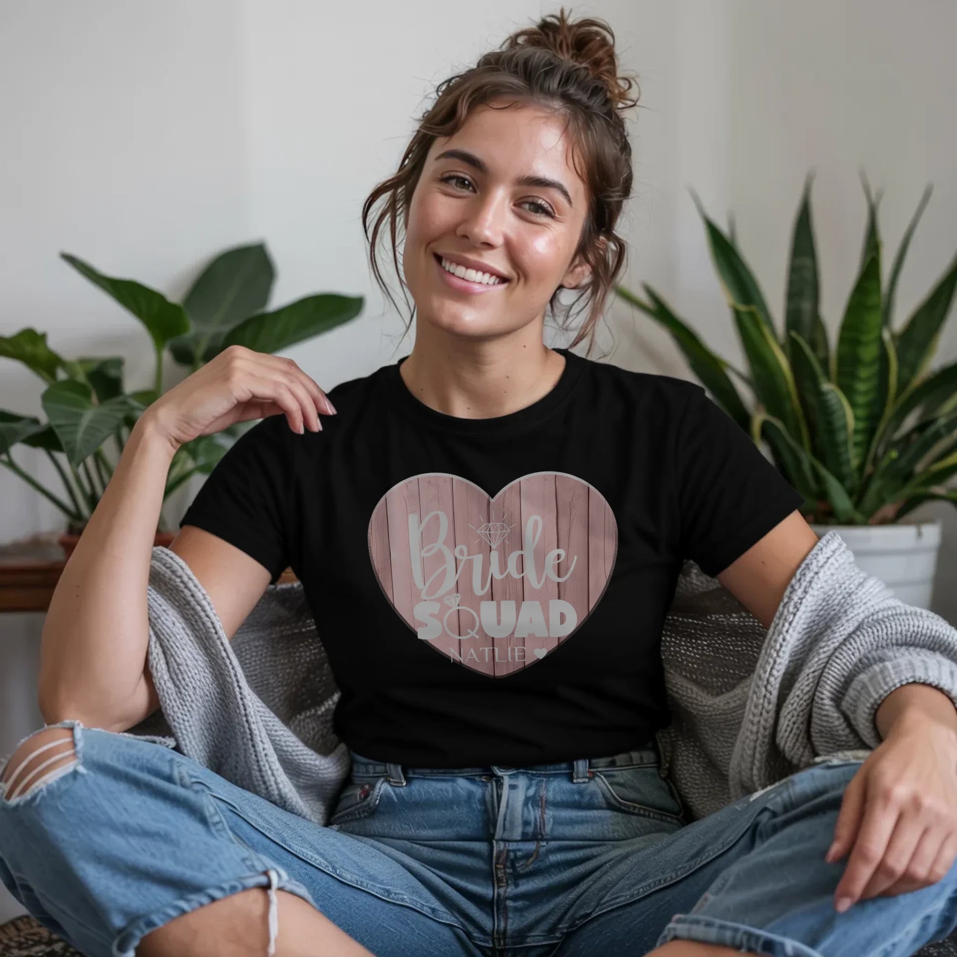 B.03.Damen-T-Shirt-Mockup-Basic-Wohnzimmer-Wolljacke---1